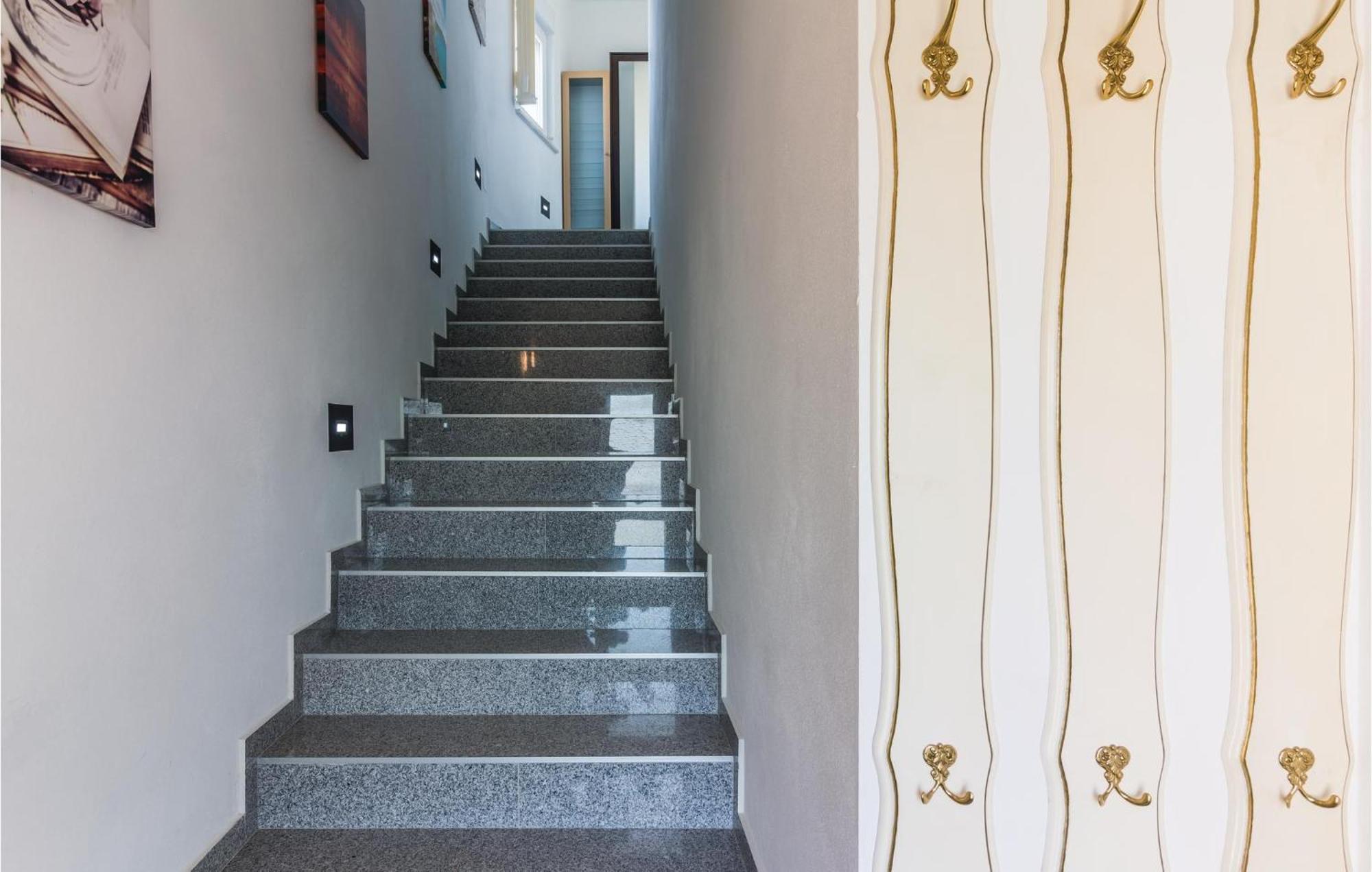Stunning Apartment In Fazana With House Sea View ภายนอก รูปภาพ